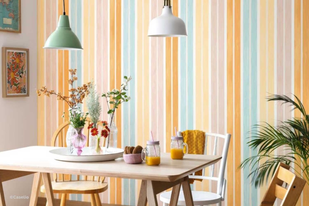 Malerfachbetrieb Binder Trendtapete 2025 – Moderne Streifentapete in Pastell- & Warmtönen-Tapete-Caselio Essbereich mit moderner Trendtapete in vertikalen Pastell- und Warmton-Streifen, sauber tapeziert und hochwertig verarbeitet – Malerfachbetrieb Binder