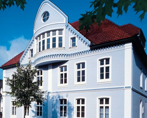 Malerfachbetrieb-Binder-Altbau-Fassade-Caparol-29569-Farbe-weiss-blau Altbaufassade in hellblauer Caparol-Farbe mit weiß abgesetzten Fenstern – renoviert vom Malerfachbetrieb
