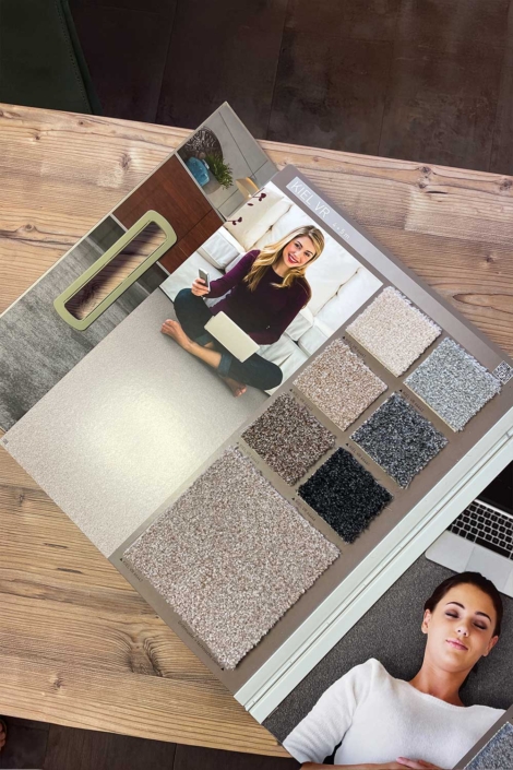 Teppichboden-Musterbuch – Beratung & Inspiration im Showroom des Malerfachbetriebs Binder Aufgeschlagenes Musterbuch mit hochwertigen Teppichböden als Inspiration im Showroom des Malerfachbetriebs Binder